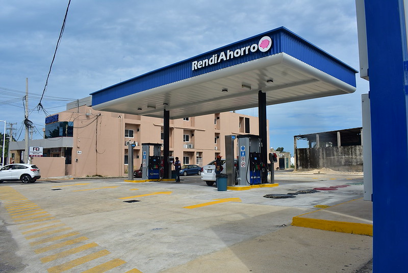 Pese a la tensión en Irán, Sheinbaum promete mantener la gasolina en 24 pesos y el diésel en 27