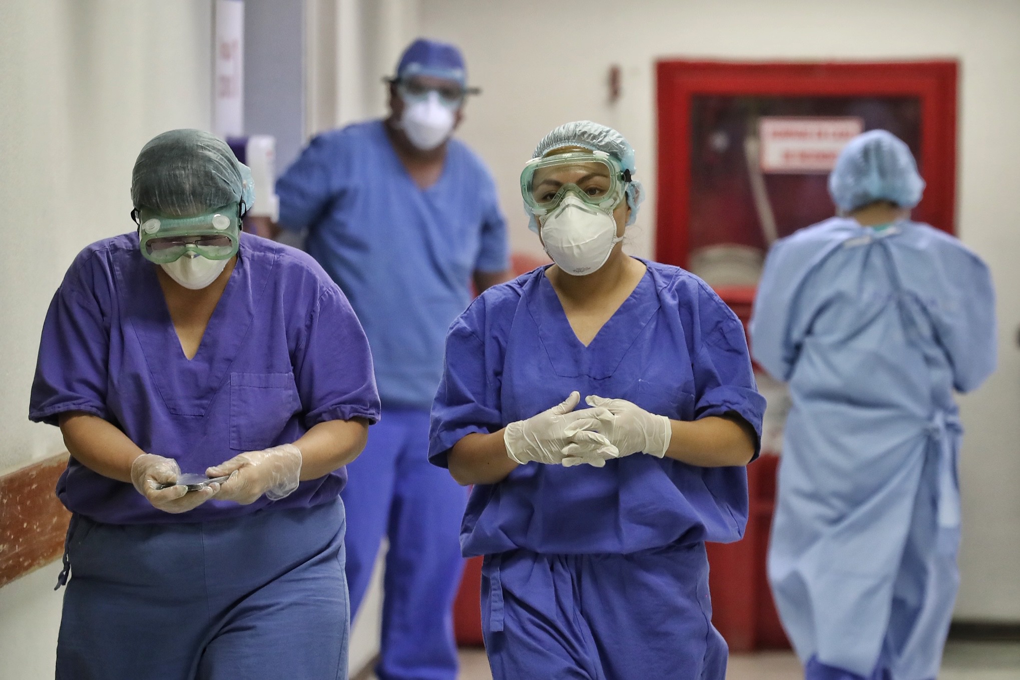 Inicia semana con leve disminución en contagios por COVID-19 en Yucatán