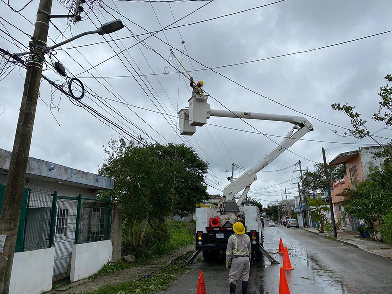 Reportan falta de energía eléctrica en varias colonias de Mérida