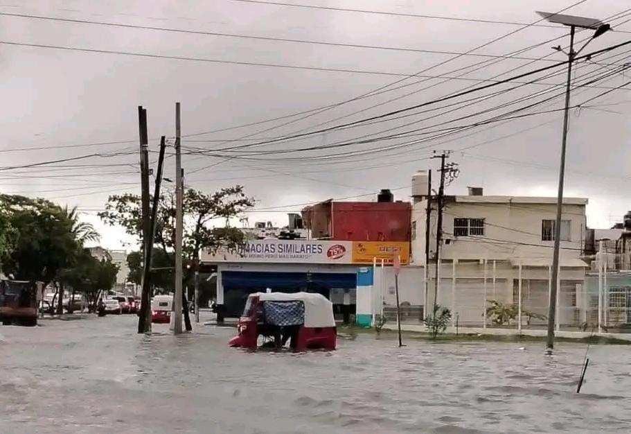 Fuertes lluvias inundan calles de Carmen este martes
