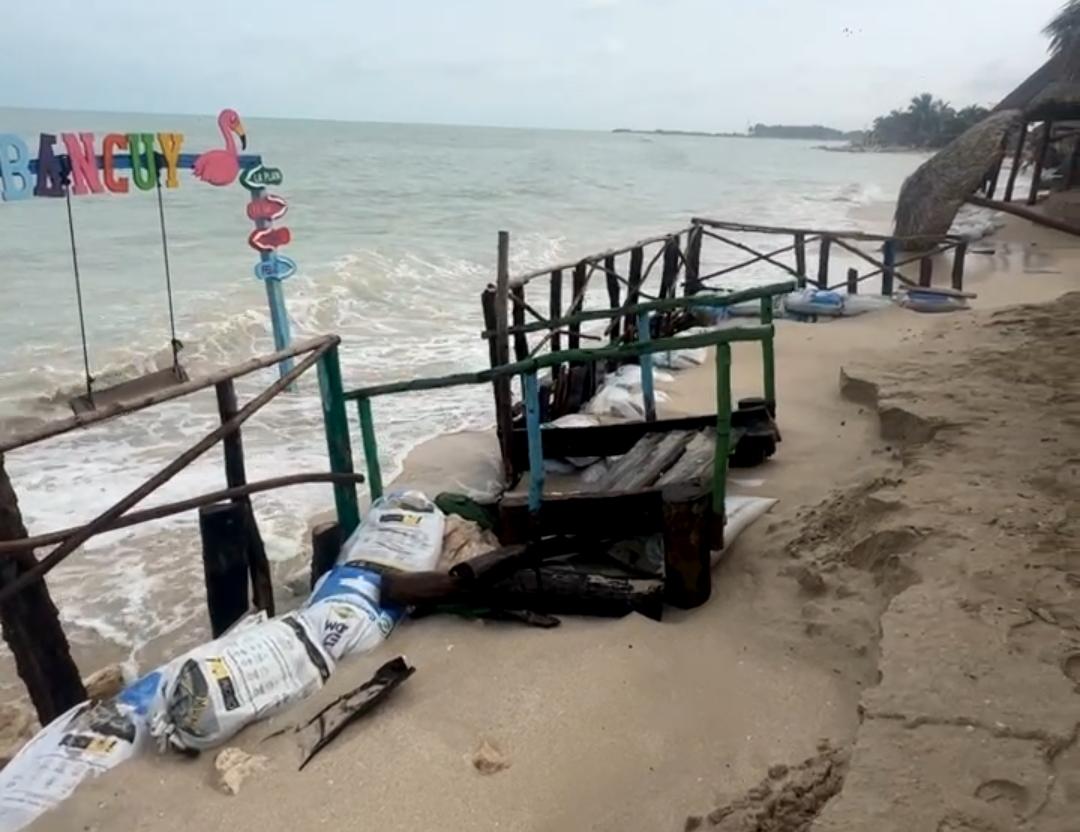 Tormenta Tropical 'Isaías' erosiona la playa y derriba ocho palapas en Sabancuy
