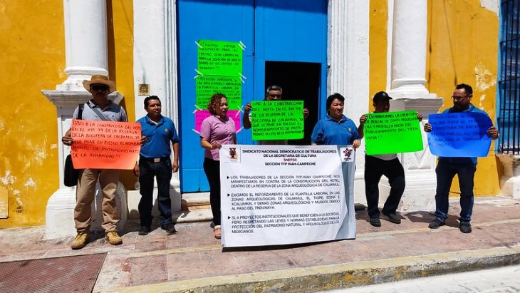 Trabajadores del INAH Campeche se manifiestan en contra del hotel Tren Maya en Calakmul