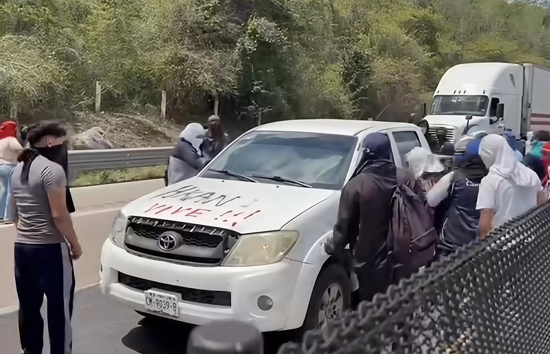 Normalistas bloquean nuevamente carretera Mérida-Campeche; denuncian abandono