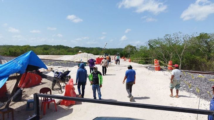 Ejidatarios de Uayamón bloquean obras del Tren Maya por incumplimiento en compra de sascab
