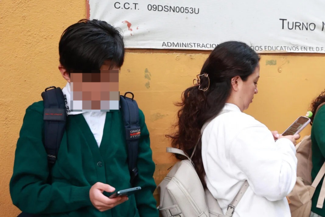 Padres de familia en Ciudad del Carmen apoyan prohibición de celulares en aulas