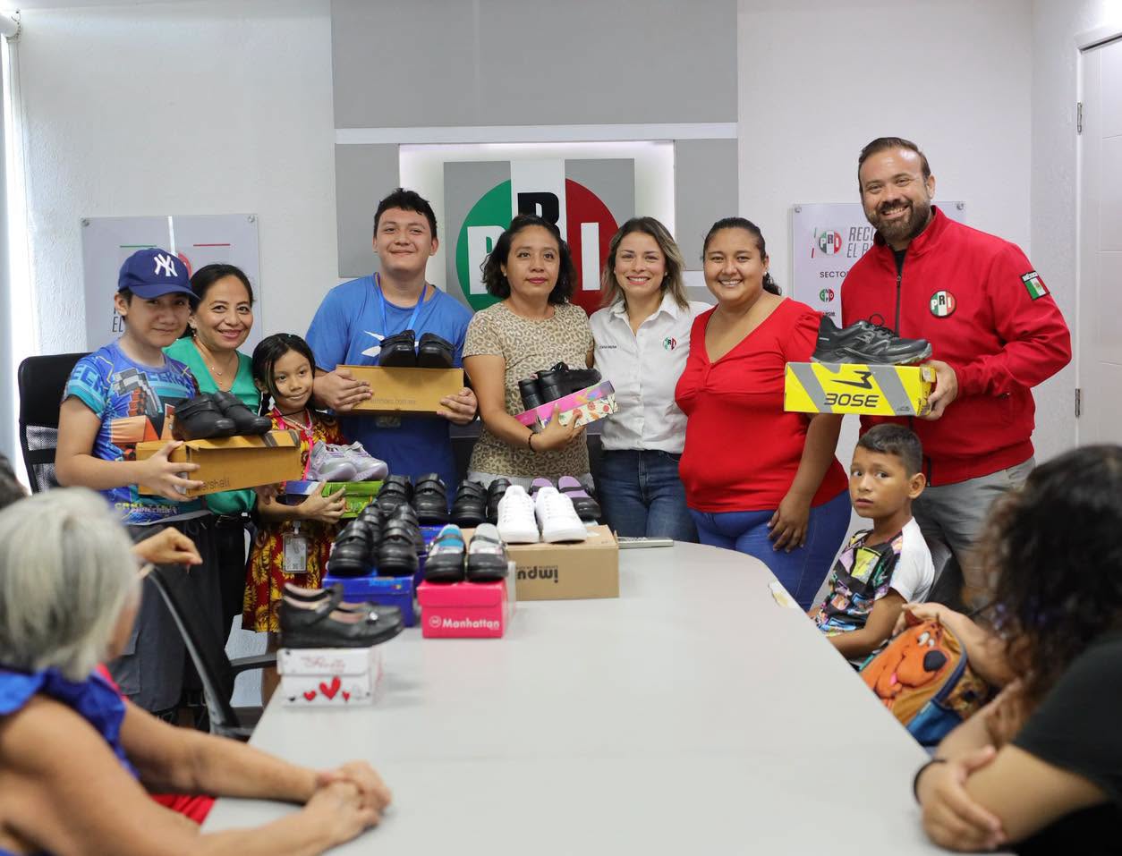 ¿Labor social o precampaña en Campeche? PRI realiza entrega de zapatos a bajo costo