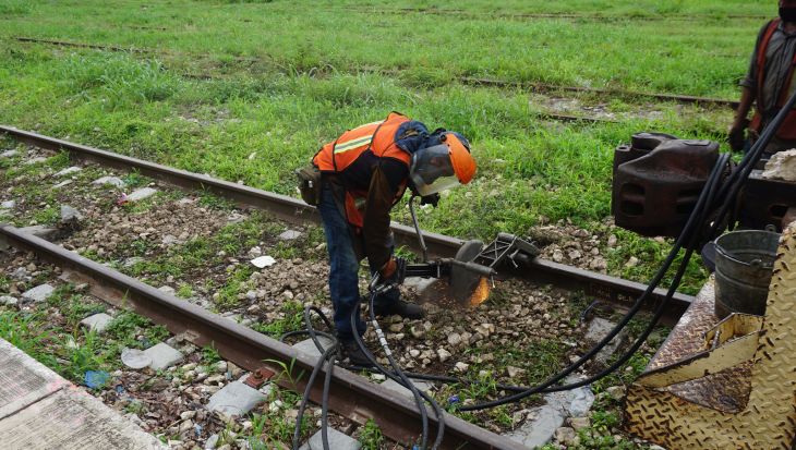 Comunidad de 5 de Febrero bloquea trabajos del Tren Maya