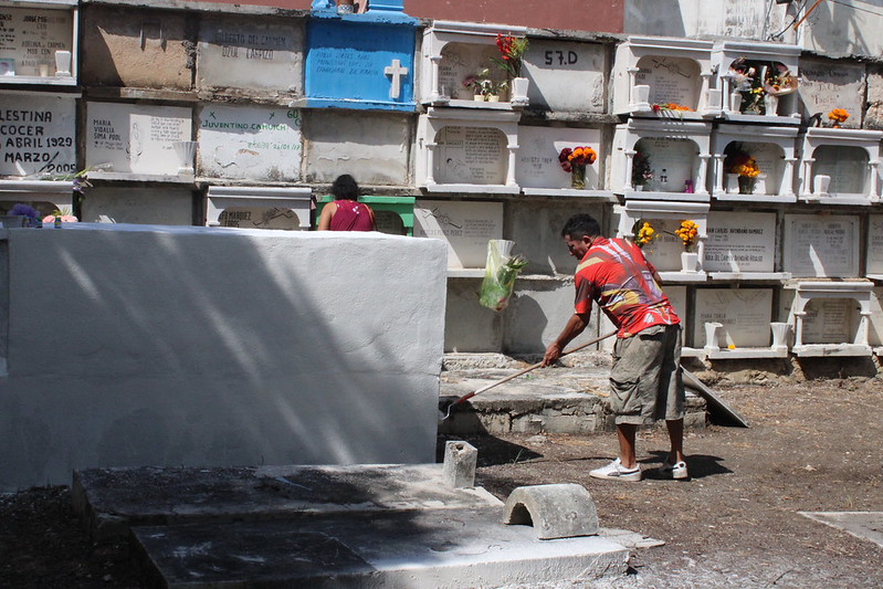 Campeche limpia y renueva sus cementerios para recibir a miles de visitantes en Día de Muertos