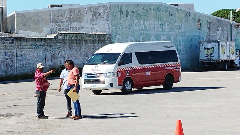 Combis retienen a 'colectivo pirata' que salió de Calkiní a Campeche