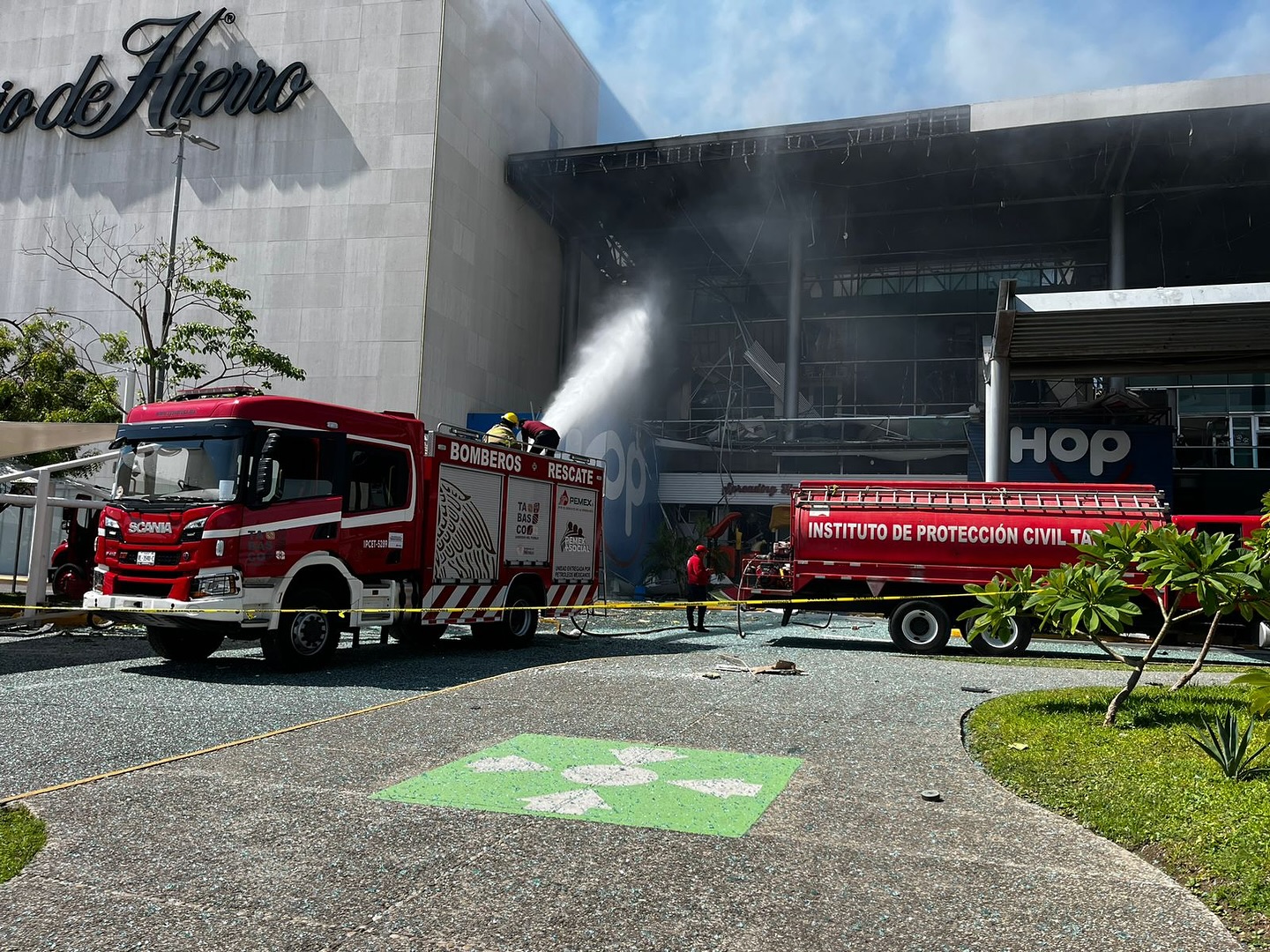 Incendio en plaza Altabrisa deja 14 lesionados y moviliza cuerpos de emergencia en Villahermosa