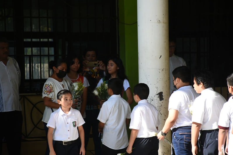 Sheinbaum refuerza becas: un billón de pesos para que nadie deje la escuela