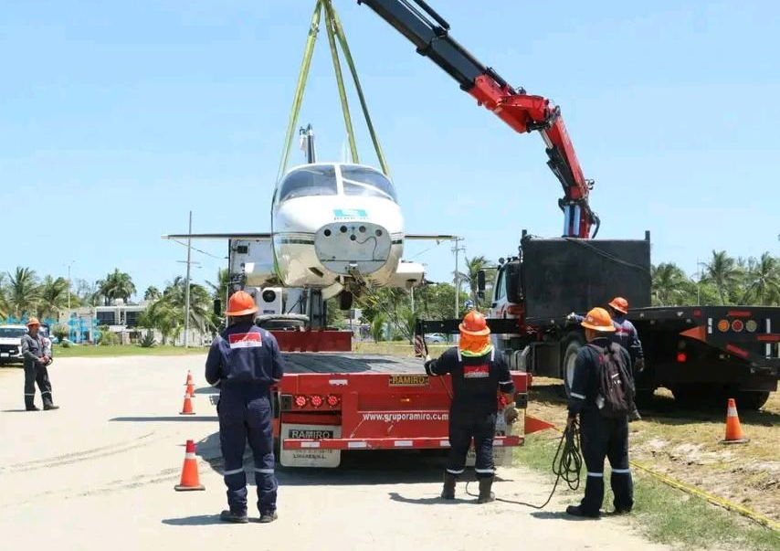 Retiran aeronave que aterrizó de emergencia en Playa Norte, Campeche