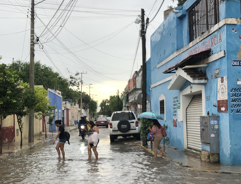 Mérida, bajo intensa lluvia y constantes apagones