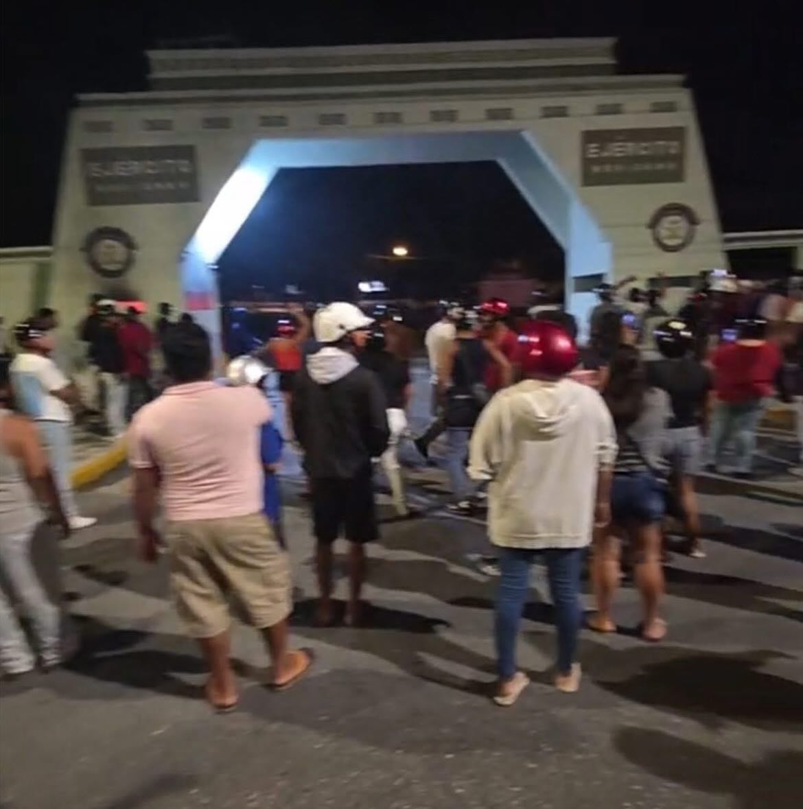 Cozumeleños atacan la guarnición militar de la isla por presunta violación de una niña; detienen a un soldado por los hechos