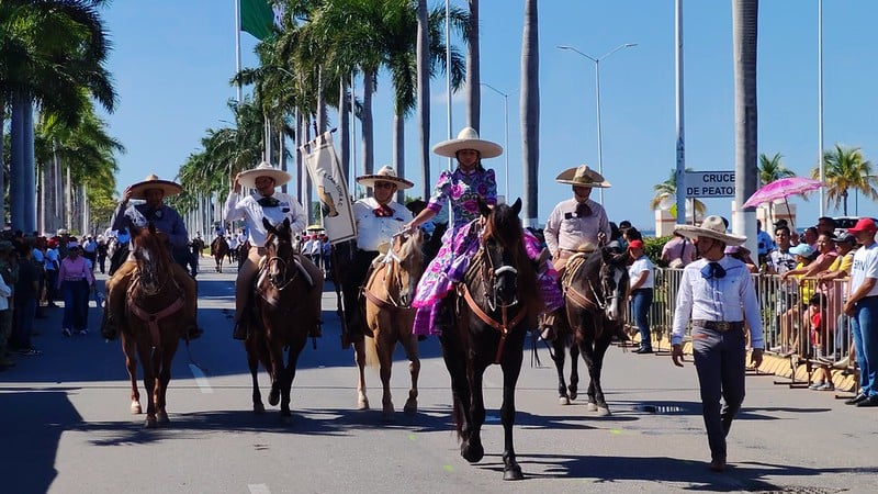 Liz Hernández, secretaria de Gobierno, encabeza desfile el Revolucionario 2025 de Campeche
