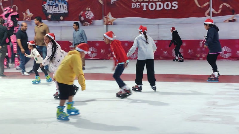 Inauguran pista de hielo en el Foro Ah Kim Pech de Campeche; estará disponible hasta el 20 de enero