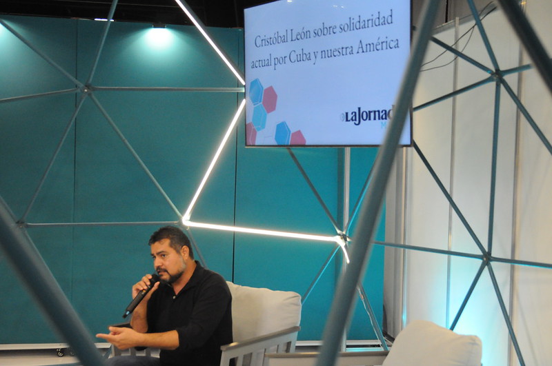 Cristóbal León presenta una charla urgente sobre imperialismo y conciencia crítica