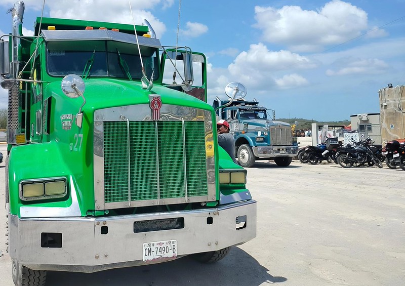 Volqueteros de Campeche agremiados a la CNOP realizan paro laboral a Bonatti por falta de pago