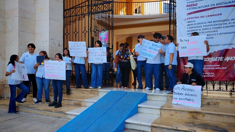Alumnos de Turismo del Instituto Campechano piden cambio de director por abandono académico