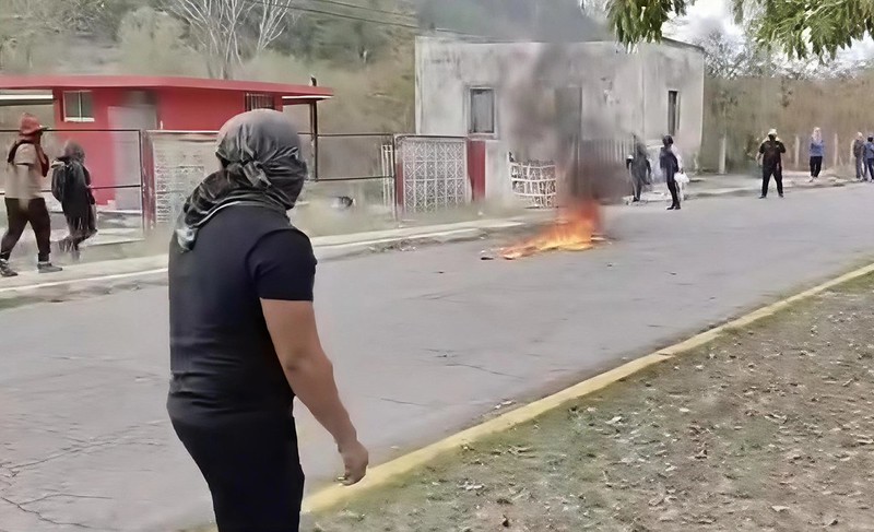 Seduc rechaza falta de diálogo de los normalistas Hecelchakán y el bloqueo de carretera federal