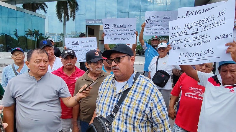 Pescadores de Campeche se manifiestan en el Palacio de Gobierno; piden entrega de recursos