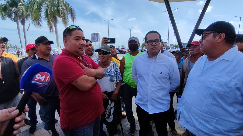 Pescadores ribereños se manifiestan en evento de la gobernadora Layda Sansores