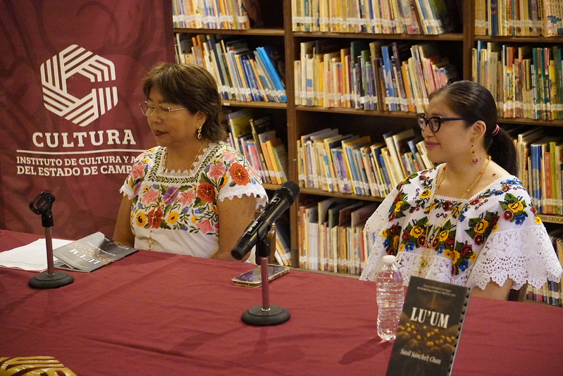 Lu'um cautiva al público de poesía en lengua maya de la península de Yucatán 