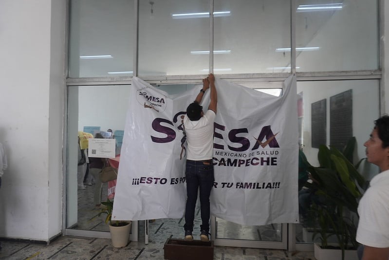 Manifestantes del IMSS en Campeche quitan candados del sindicato