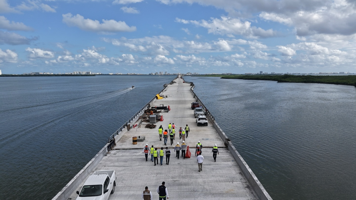 Titular de la SICT supervisa el puente vehicular Nichupté en Cancún