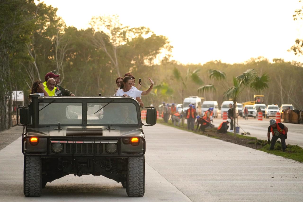 Obreros del Tren Maya de carga reciben en Cancún a la presidenta Sheinbaum