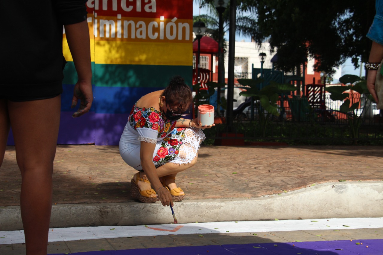 Comité LGBT+ pinta paso peatonal en Centro Histórico de Valladolid