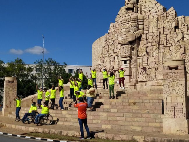 Personas con discapacidad realizan coreografía en el Monumento a la Patria