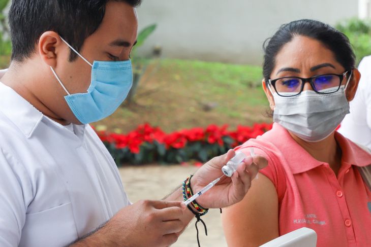 Llega lote de vacunas para personal docente de Yucatán