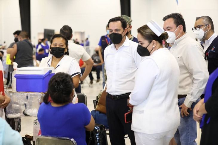 Inicia vacunación de refuerzo a personal docente de Yucatán