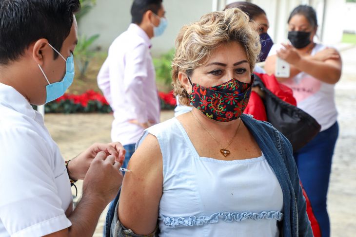 Vacunan de refuerzo a más 36 mil docentes en Yucatán