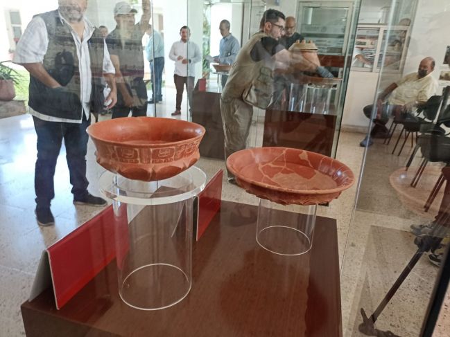 Vestigios hallados en obras del Tren Maya en Yucatán, expuestos en la CDMX