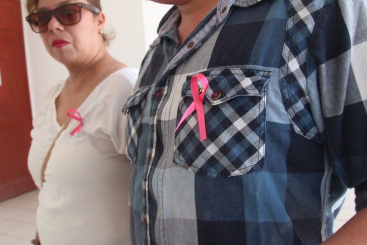 Los hombres no están libres del cáncer de mama, advierte doctora