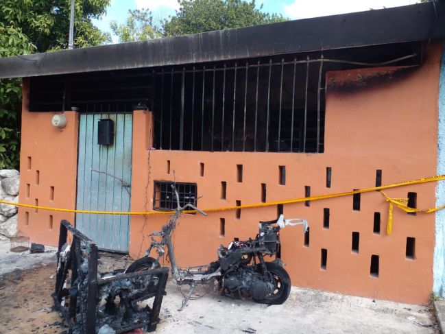 Quema de ''viejo'' provoca incendio en casa; solicitan apoyo para reparación