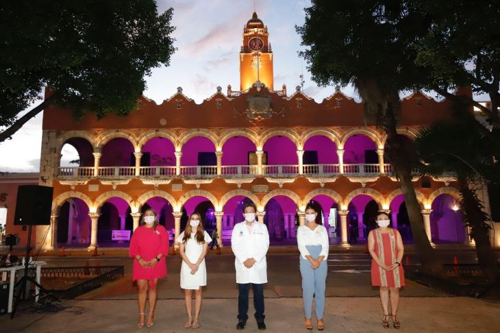 La Jornada Maya - Iluminan de rosa el Palacio Municipal y el Monumento a la  Patria