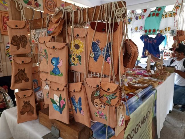 Inauguran 'Exposición Artesanal Indígena Maya' en el parque de Santa Ana 