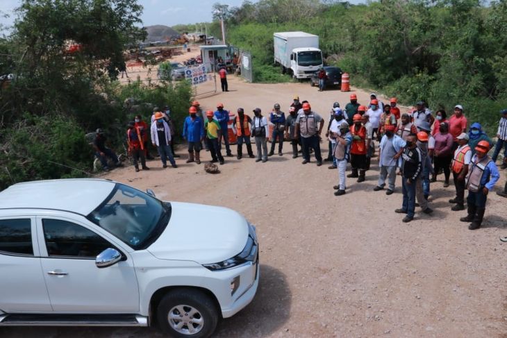 Trabajadores del tramo 3 del Tren Maya, de Calkiní a Izamal, exigen pagos