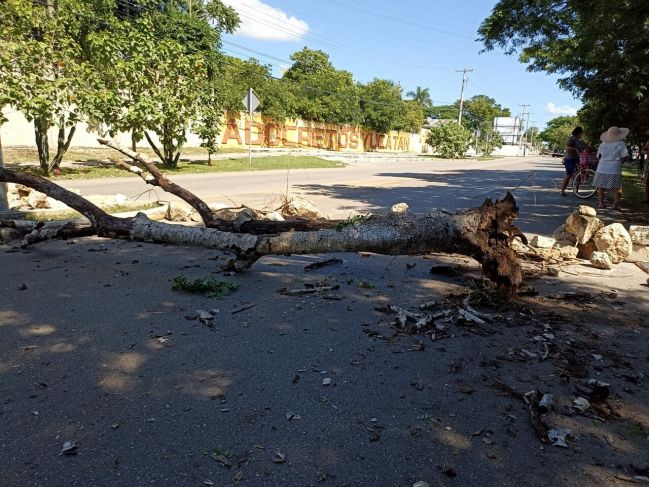 Bloqueando accesos, pobladores de Cholul exigen mejor servicio de transporte