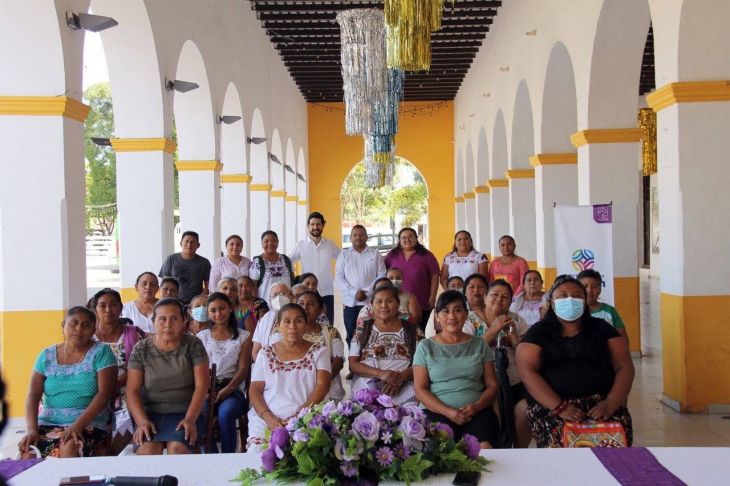 Entregan apoyos a mujeres emprendedoras en municipios de Yucatán
