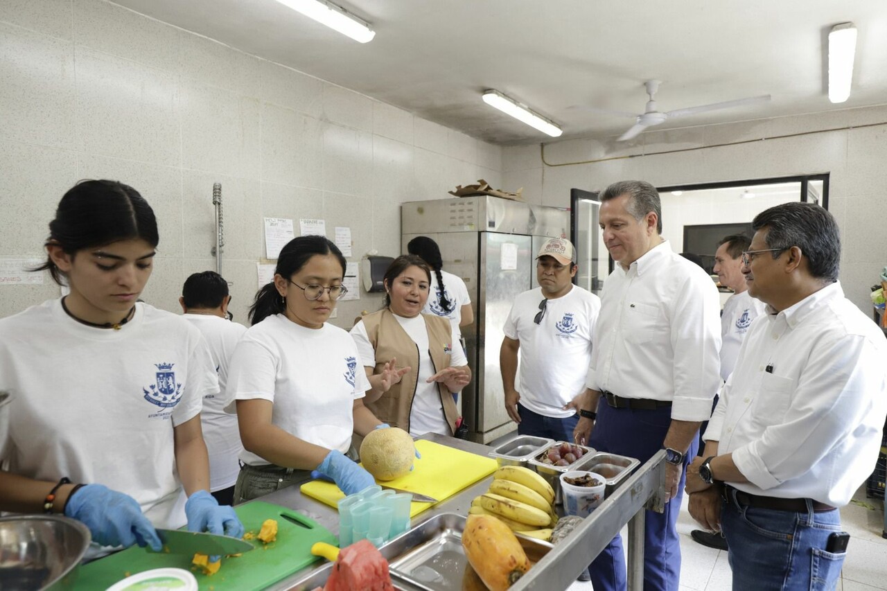 Con paletas de hielo garantizan hidratación de los animales en los zoológicos de Mérida