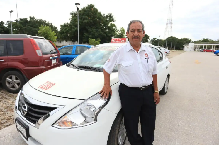 Taxista de Yucatán devuelve 300 mil pesos olvidados por un adulto mayor y recibe reconocimiento