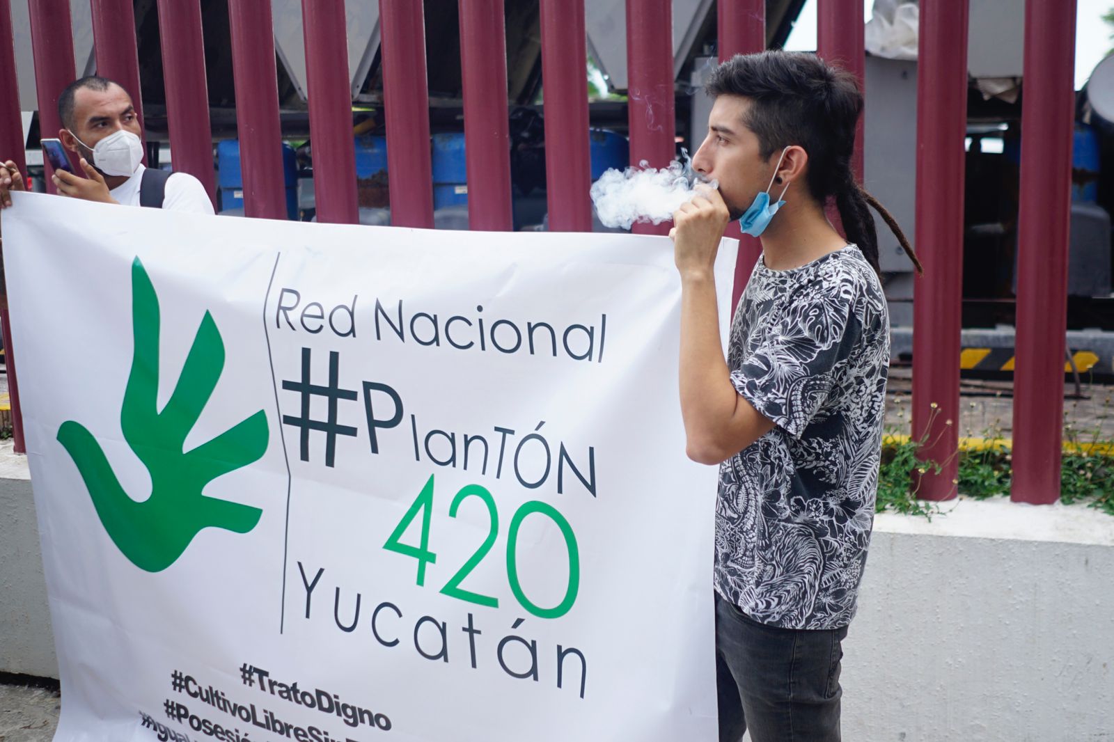 Fuman mariguana frente al Poder Judicial de la Federación en Mérida