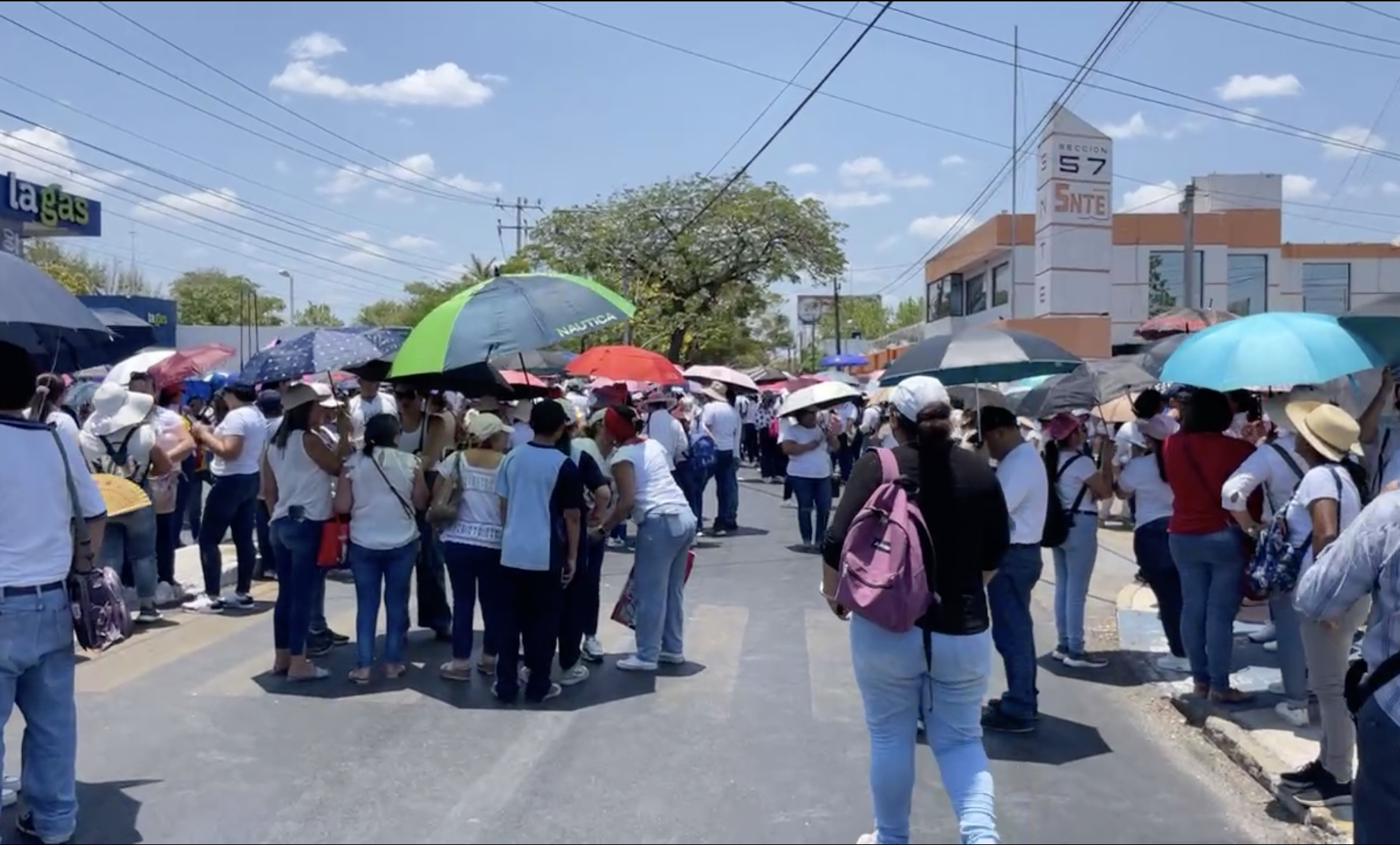 Maestros de Yucatán se manifiestan para exigir aumento salarial