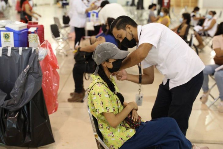 Personas de 18 a 39 años reciben cuarta dosis anti Covid-19 en Mérida