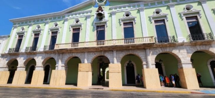 En Mérida tapizan Palacio de Gobierno ante marcha de mujeres por el 8M