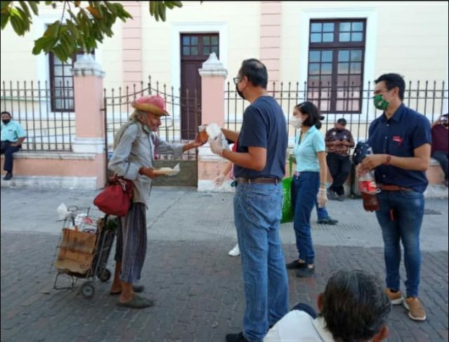 Donan comida a personas en situación de calle en centro de Mérida 